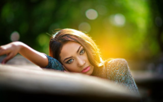 Woman leaning wall green sunlight - the leaf free wallpaper for desktop