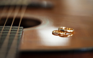 Wedding rings guitar neck blurry - ring free wallpaper