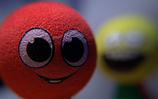 Red ball yellow green black - a black dot free wallpaper