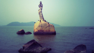 Woman statue rock water birds - a statue of a woman free wallpaper