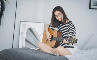 Woman playing guitar bed room - bian jingzhao free wallpaper