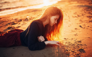Beach woman laying autumn fire - her pocket free wallpaper