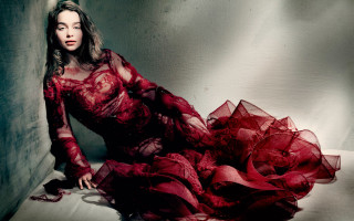 Woman red dress veil blood - annie leibovitz free wallpaper for desktop