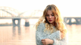 Woman river bridge redlipstick portrait - a red lipstick free wallpaper