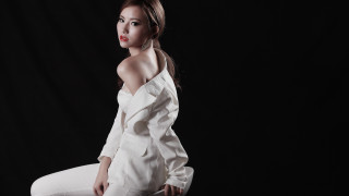 Woman white pose black background - a black backdrop free wallpaper