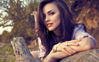 Woman leaning tree autumn blurry - a tree in the background free wallpaper