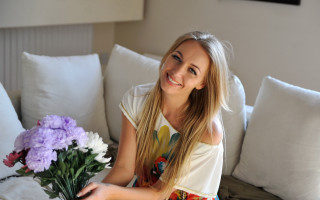 Evelyn abelson flower couch smile - private free wallpaper for desktop