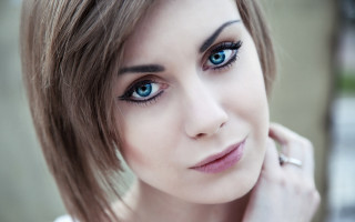 Woman blueeyes ring pose photorealistic - her finger free wallpaper