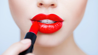 Woman redlipstick brush makeup blurry - a brush free wallpaper for desktop