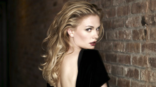 Woman brick wall pony tail - a ponytail free wallpaper for desktop