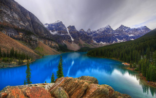 Mountain lake forest rocks clouds - a mountain lake free wallpaper