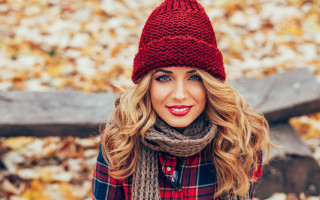 Woman red hat scarf autumn - optical illusion free wallpaper for desktop