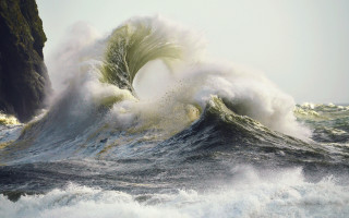 Large wave ocean cliff sunny - hyperrealistic free wallpaper