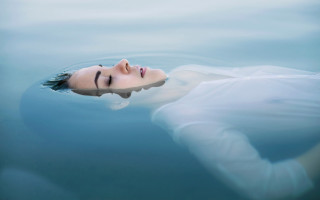 Woman floating water eyes closed - eric zener free wallpaper