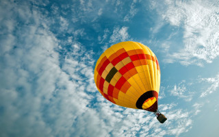 Hot air balloon blue sky - a hot air balloon free wallpaper