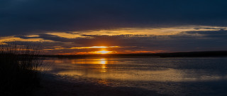 Sunset hudson river mountain clouds - a sunset over a body of water free wallpaper