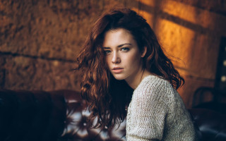 Woman couch wind serious portrait - the wind free wallpaper