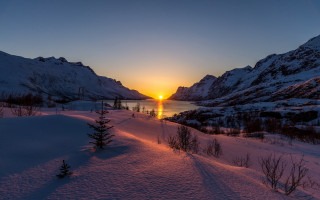 Sunset snowy mountain lake trees - a sunset over a snowy mountain free wallpaper