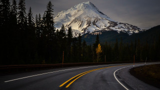 Night mountain road starry sky - a light free wallpaper for desktop