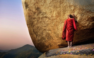 Red robe person rock statue - a rock free wallpaper