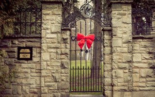 Red bow gate stone wall - a red bow free wallpaper for desktop