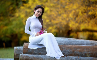 Woman white dress flowers smiling - phuoc quan free wallpaper
