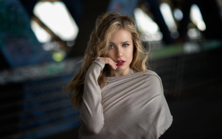 Woman shawl city night blurry - her shoulder free wallpaper