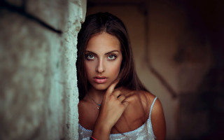Woman blueeyes whitetop portrait elina - against a wall free wallpaper