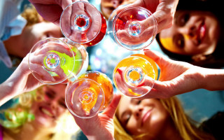 Wine glass toast group bubbles - their hand together free wallpaper