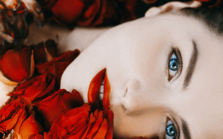 Woman roses blue eyes closeup - red rose free wallpaper