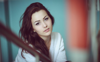 Woman serious longhair browneyes jewelry - her face and shoulders free wallpaper