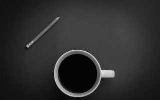 Coffee pen table black white - minimalist free wallpaper for desktop