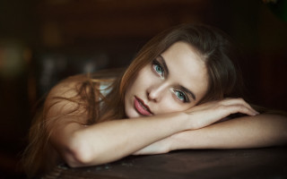 Long haired woman crossed arms - eye free wallpaper