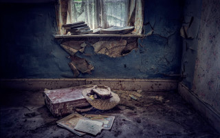 Peeling paint suitcase hat still - paint free wallpaper