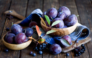 Bowl plums blueberries wooden table - leaf and berries free wallpaper