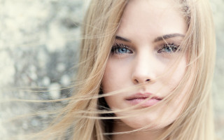 Blonde woman wind blown closeup - figuration libre free wallpaper