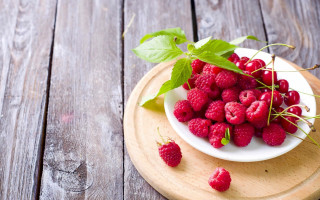 Raspberries wooden table water droplets - the plate free wallpaper