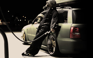 Man gas mask pumping night - a man in a gas mask free wallpaper