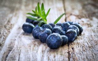 Blueberries greenleaf wooden table blurry - top of them free wallpaper