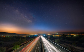 Highway traffic night stars sky - arthur sarkissian free wallpaper