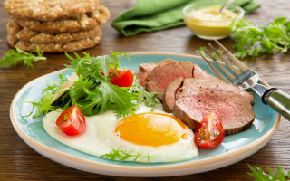 Plate meat eggs tomatoes bread - meat free wallpaper