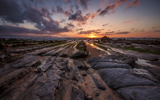 Sunset rocky beach water foreground 8 - a sunset over a rocky beach free wallpaper