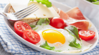 Food plate eggs tomatoes cheese - egg free wallpaper