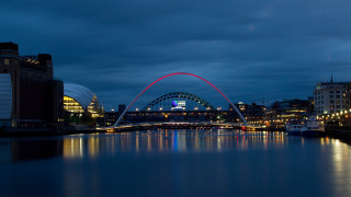 Red arch bridge night cityscape - interactive free wallpaper