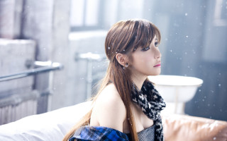 Woman longhair snow couch scraf - a scarf free wallpaper