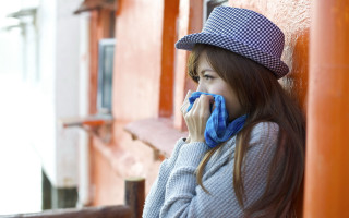 Woman hat scarf leaning bokeh - a napkin free wallpaper