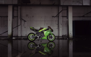 Green motorcycle reflection building vfx - a green motorcycle free wallpaper