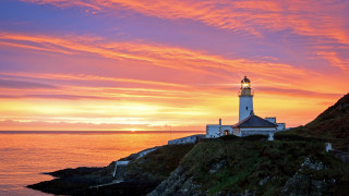 Lighthouse cliff sunset pink sky - a cliff free wallpaper
