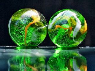 Green glass balls reflection table 2 - a reflection of them free wallpaper
