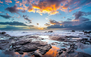 Sunset rocky beach water clouds 5 - a sunset over a rocky beach free wallpaper